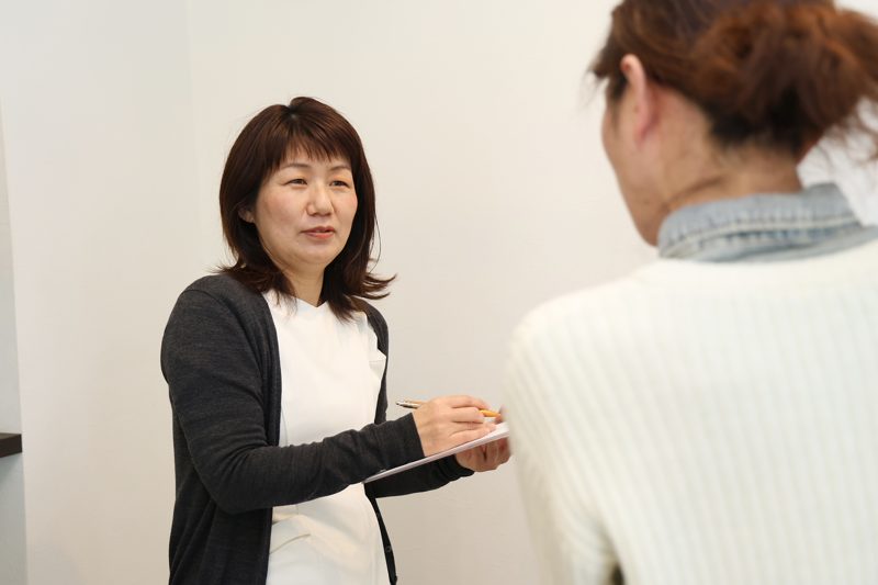 後藤がやさしくお話を伺う様子