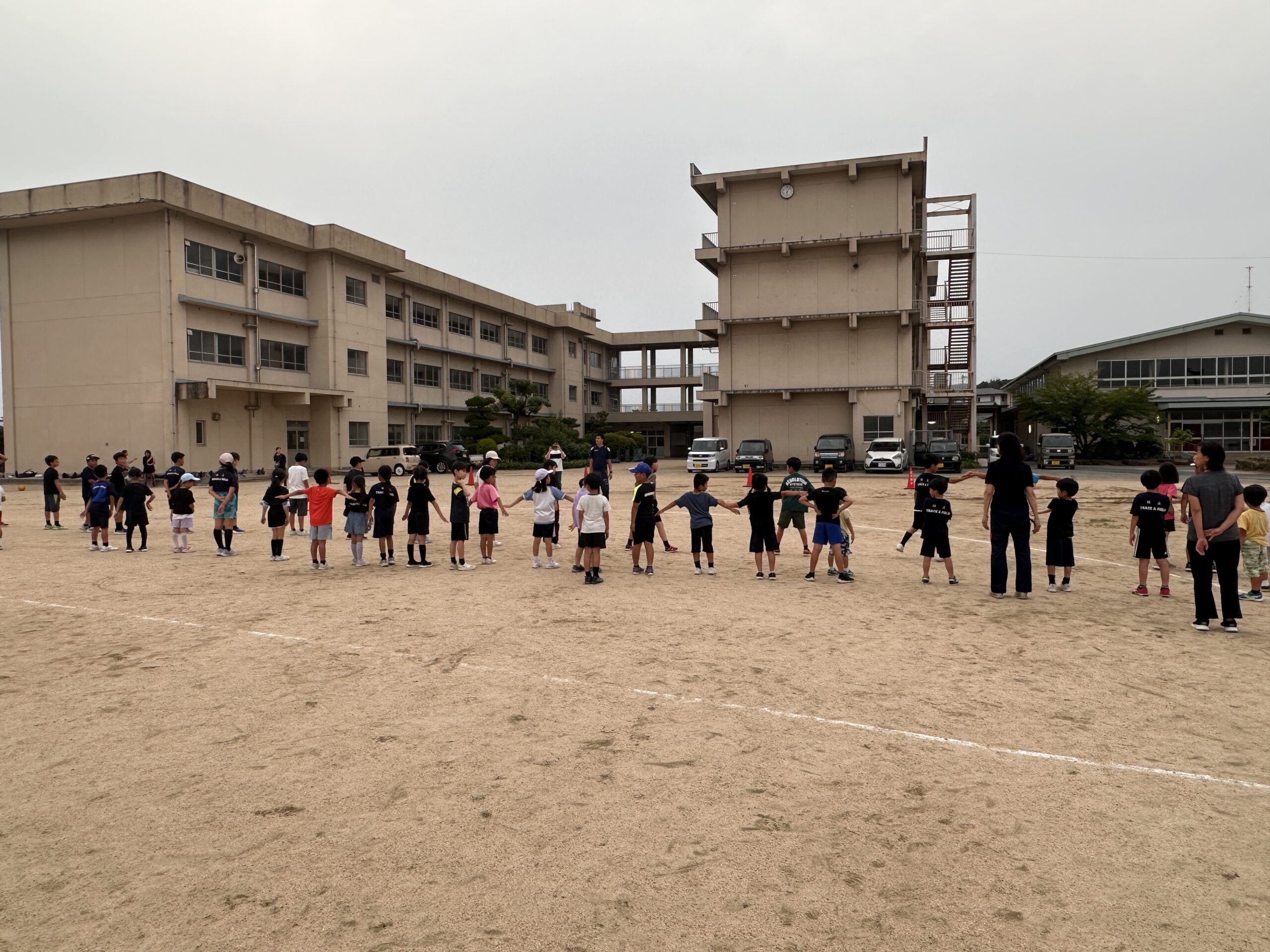 福山市立桜ケ丘小学校 運動クラブでの体操指導の様子