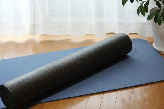 ポールストレッチで肩こりは解消できる？正しい実践方法と商品選びを解説