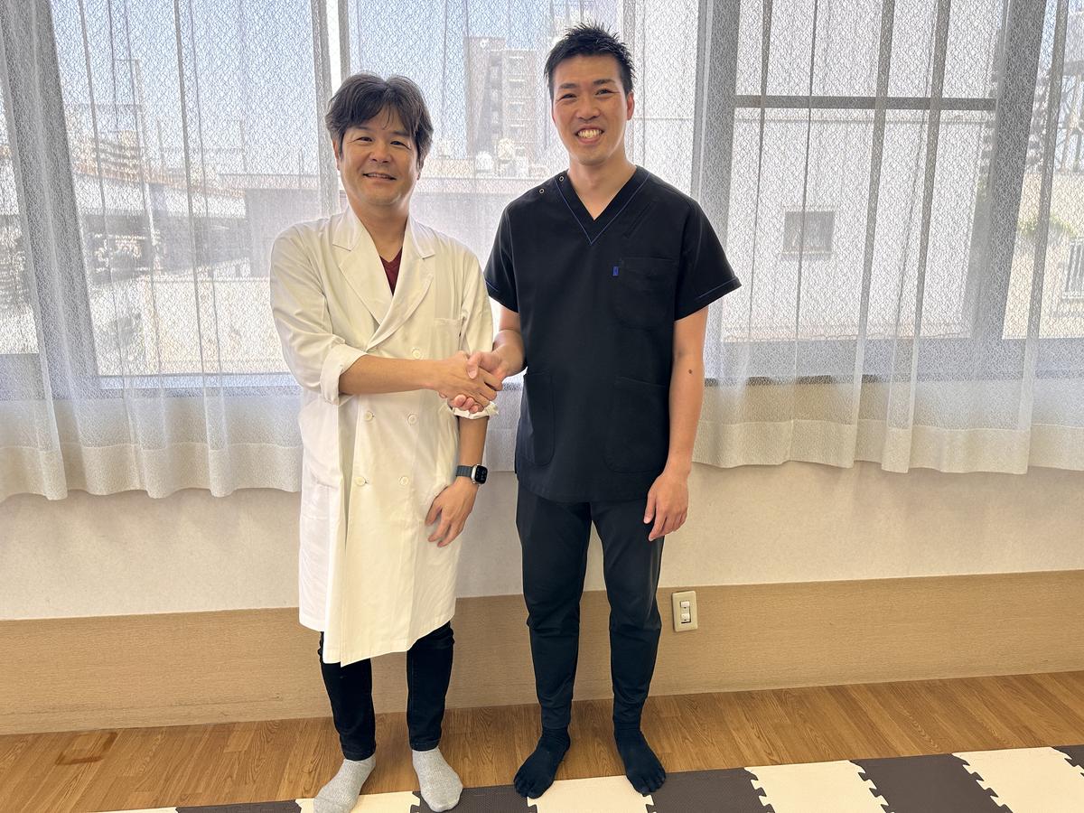 やさしい整体院 大瀬 智哉と松岡病院 松岡医師 第2回産後ケア講座実施後の握手